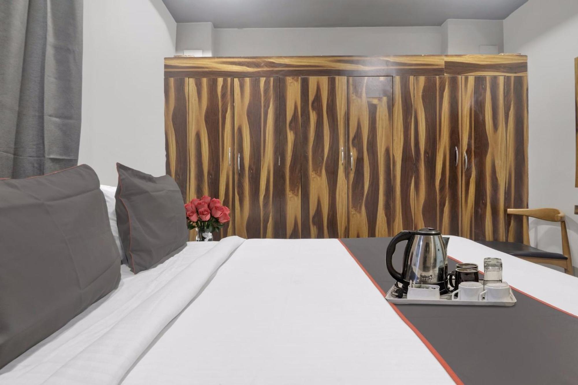 Super Townhouse Rcc Blizz Hotel Kondapur  Exterior photo